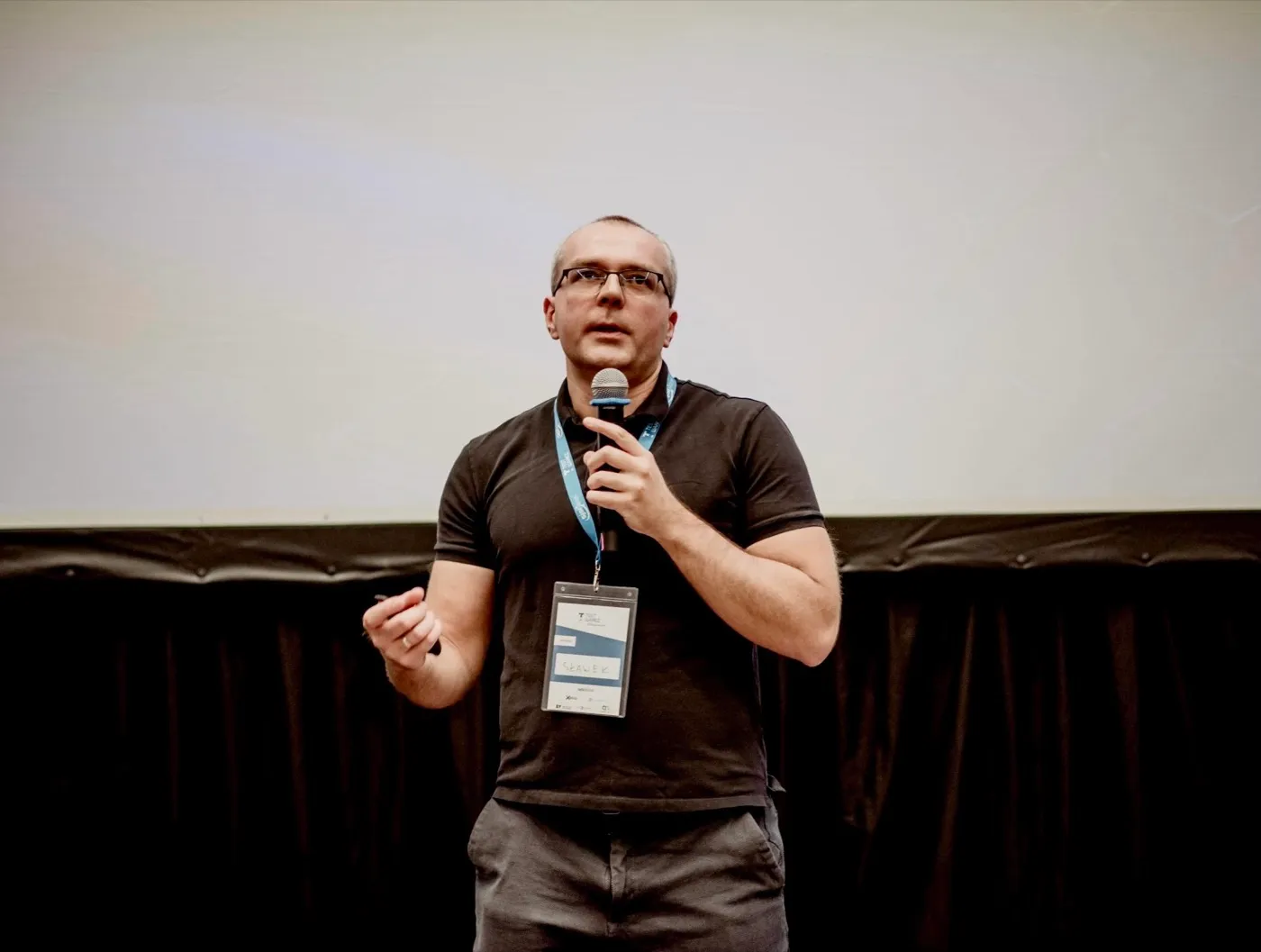 Sławomir Radzymiński presenting on stage